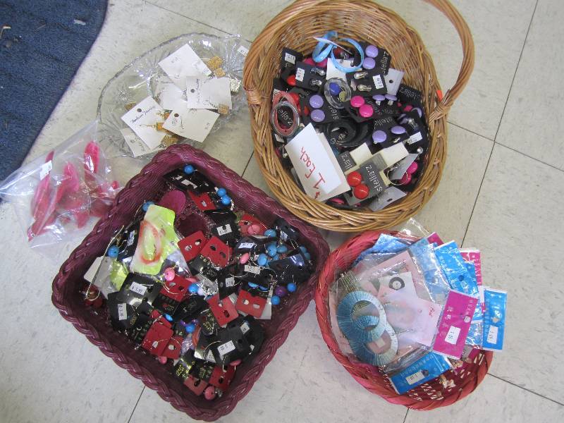 lot 53 image: Jewelry lot, great for resale...