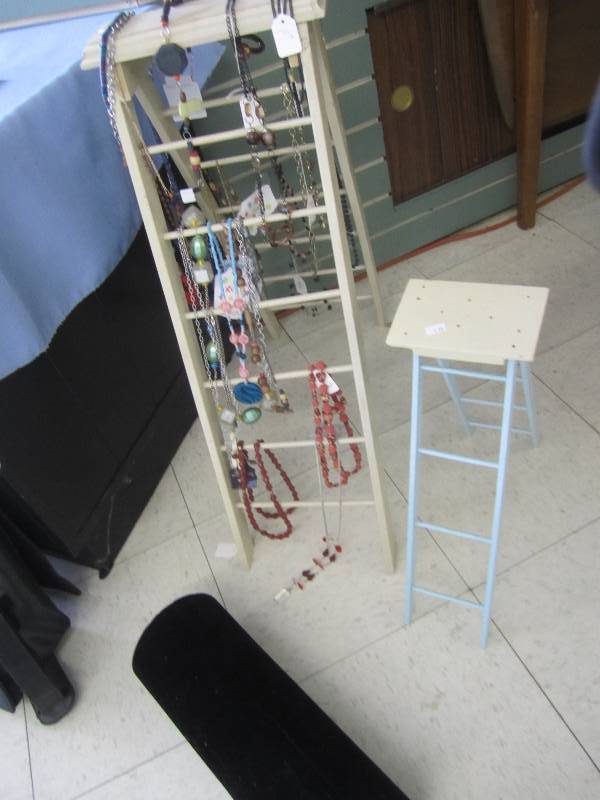 lot 57 image: Small countertop ladder jewelry dis...