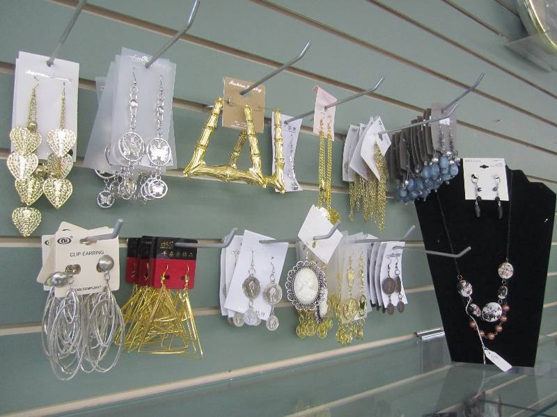 lot 59 image: Jewelry lot, great for resale...