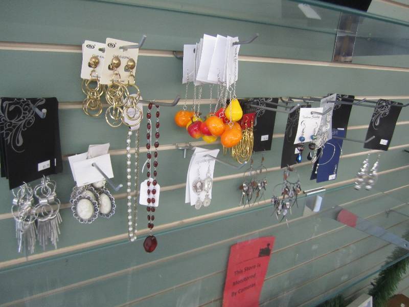 lot 60 image: Jewelry lot, great for resale...