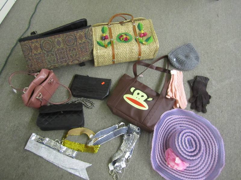 lot 286 image: Purses and hats...