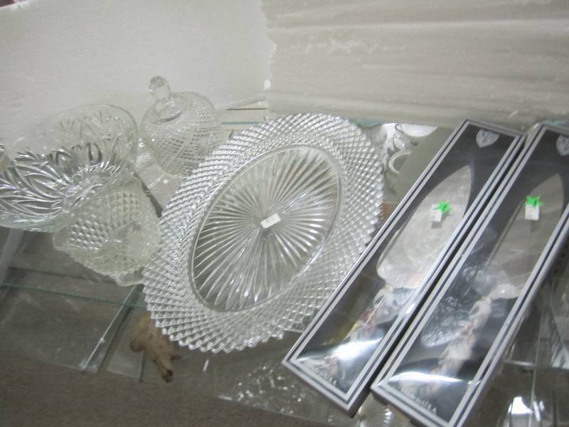 lot 296 image: Serving ware...