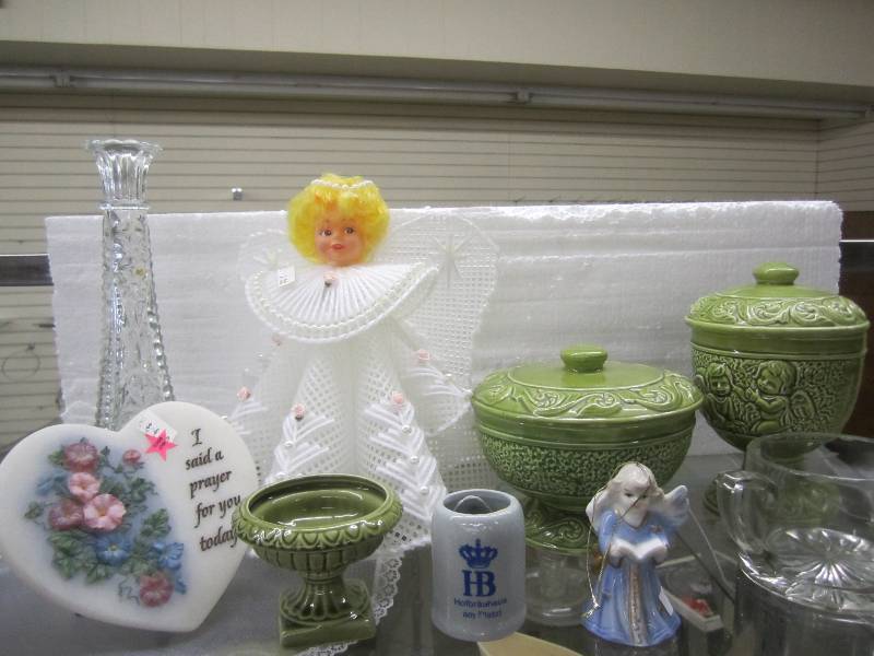 lot 309 image: Nice glass and ceramicware...