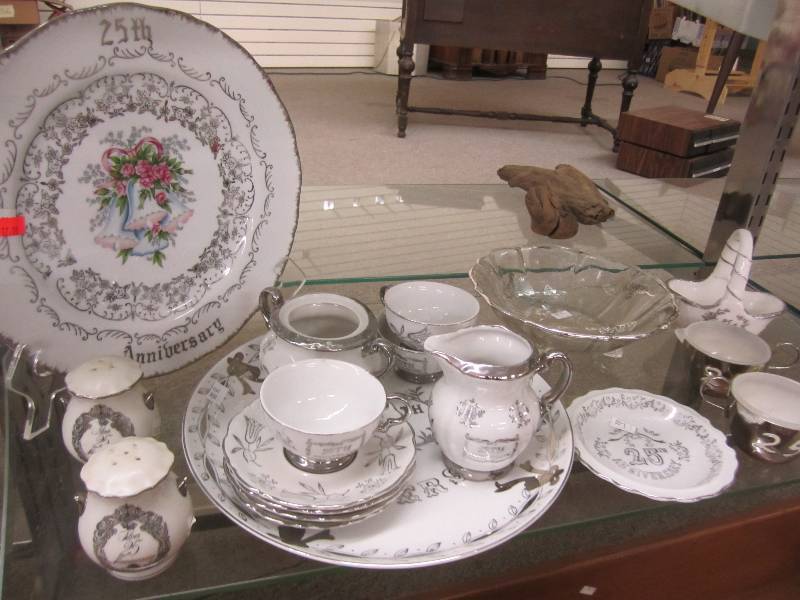 lot 313 image: Fine china...