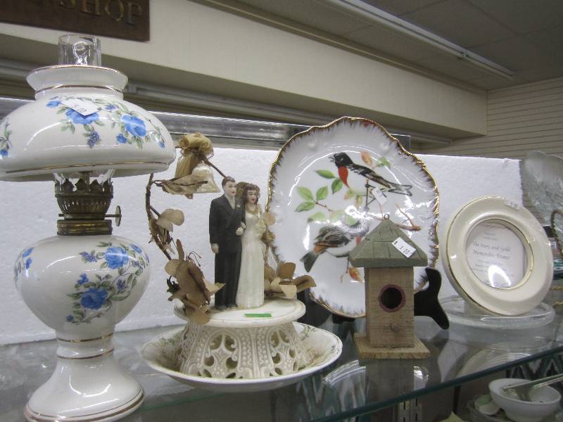 lot 318 image: Lamp and dcor...