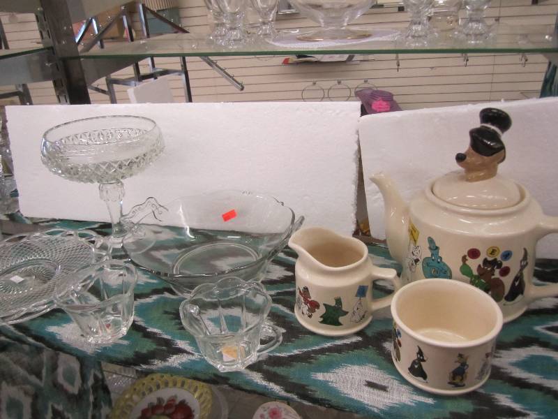 lot 319 image: Decorative glass...
