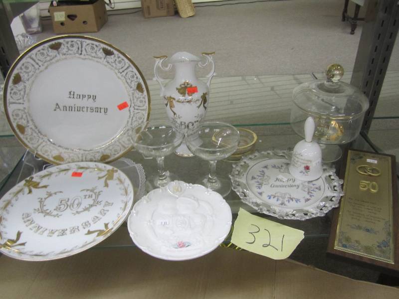 lot 321 image: Decorative china...