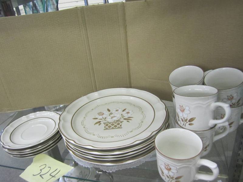 lot 324 image: Decorative china...