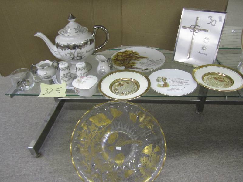 lot 325 image: Decorative household glassware...