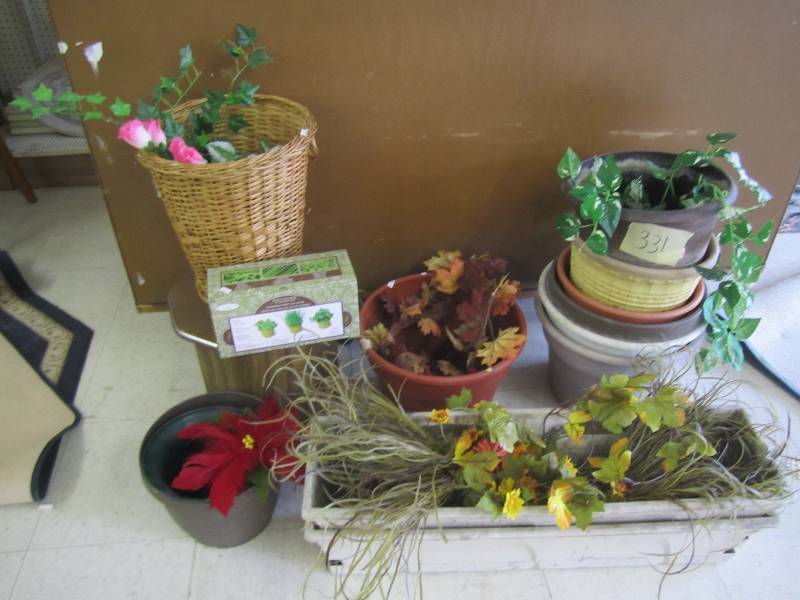 lot 331 image: Plant dcor...