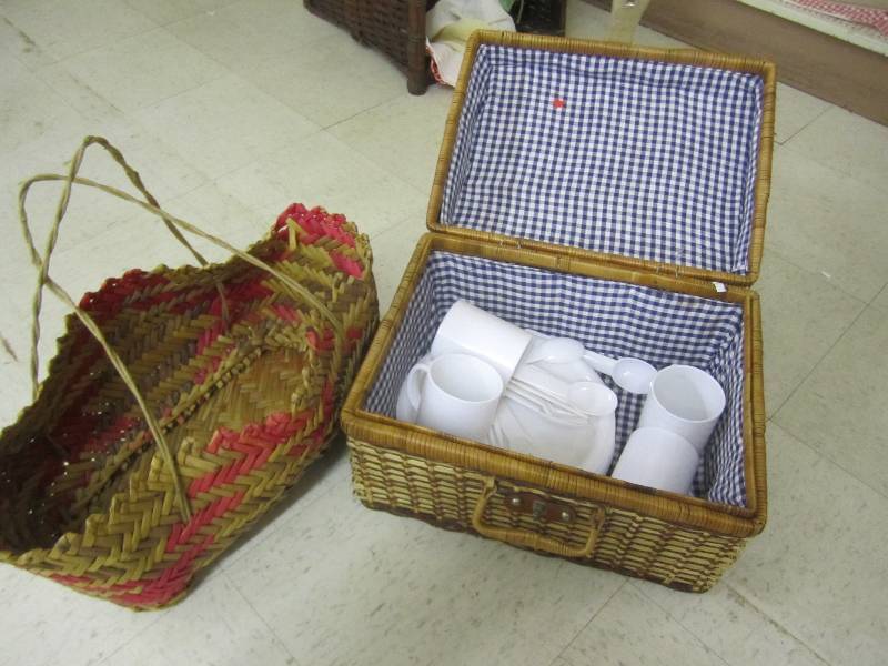 lot 338 image: Picnic baskets...
