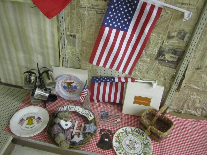 lot 339 image: Patriotic display...