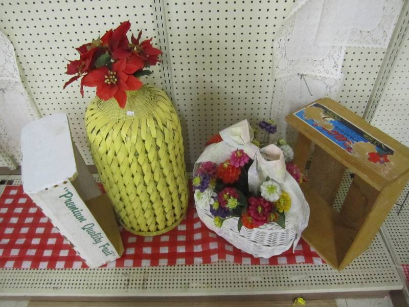 lot 341 image: Household dcor...