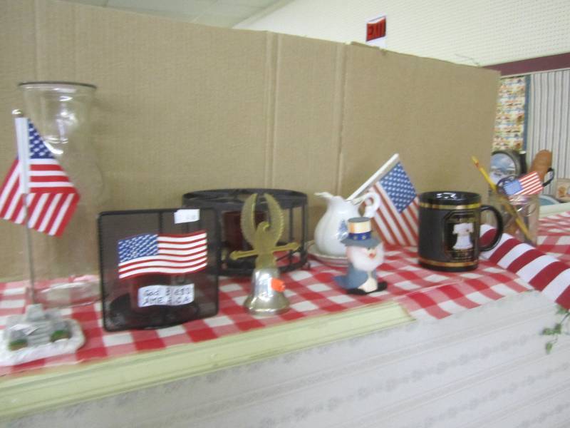 lot 346 image: Patriotic display...