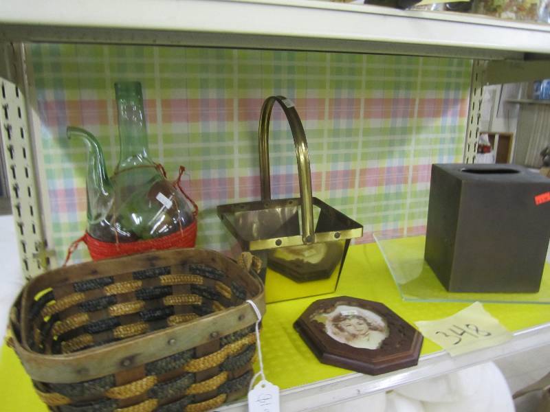lot 348 image: Baskets and dcor...