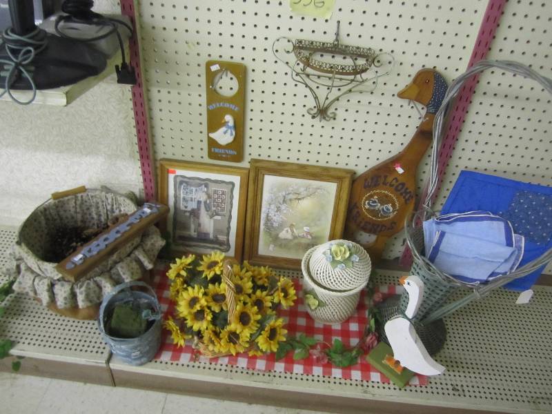 lot 356 image: Household dcor...