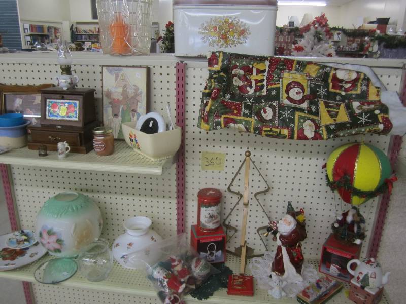 lot 360 image: Large lot of dcor...