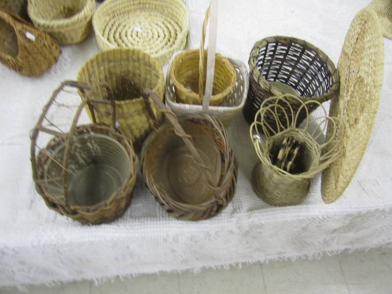 lot 362 image: Woven basket lot...