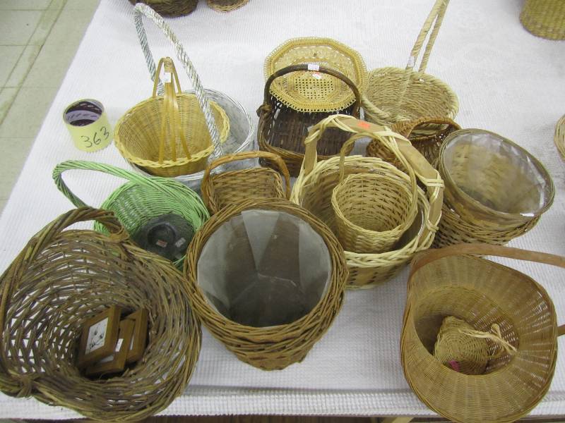 lot 363 image: Woven basket lot...