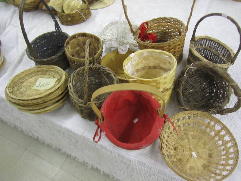 lot 364 image: Woven basket lot...