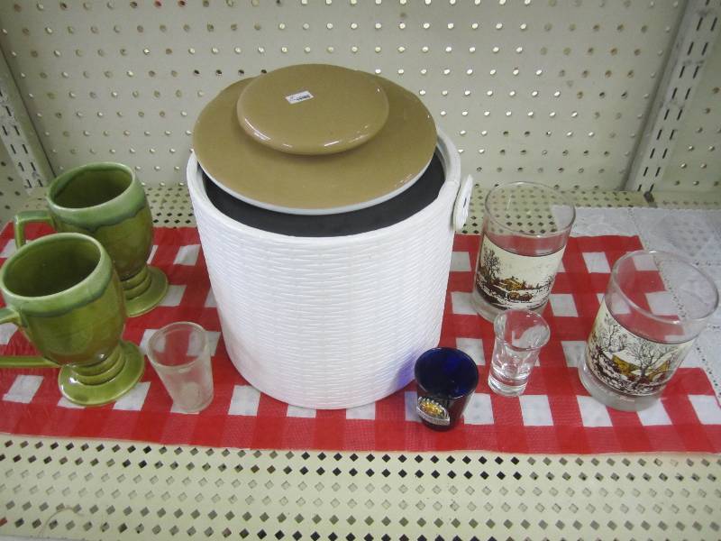 lot 374 image: Kitchen storage and serving ware...