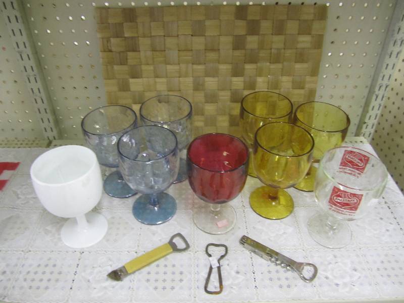 lot 375 image: Vintage glassware...
