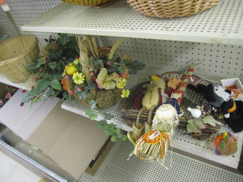 lot 378 image: Shelf full of dcor...