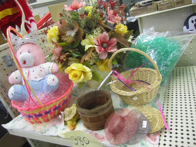 lot 380 image: Easter dcor...
