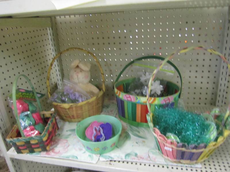 lot 381 image: Easter dcor...