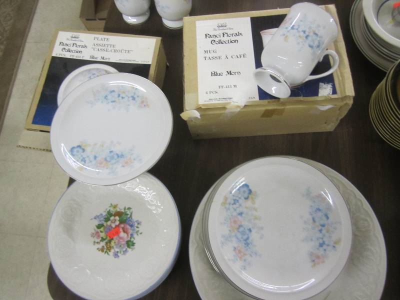 lot 387 image: Dish sets...