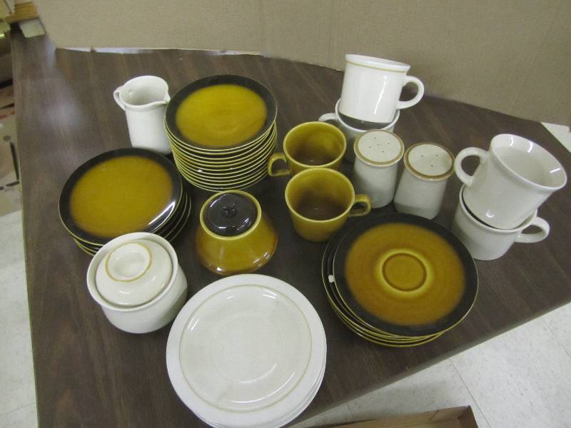 lot 388 image: Assorted glassware...