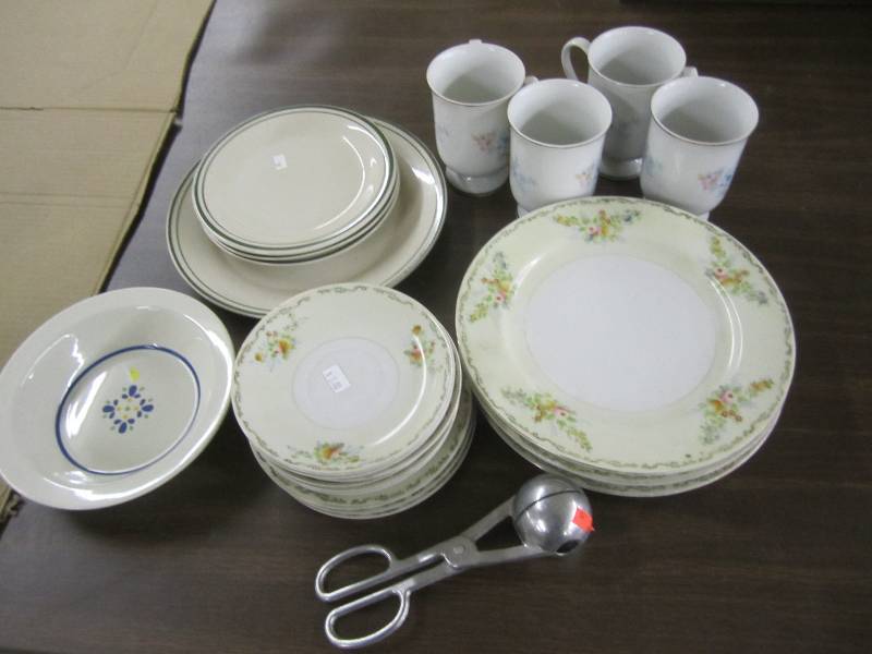 lot 389 image: Dish set with baller...