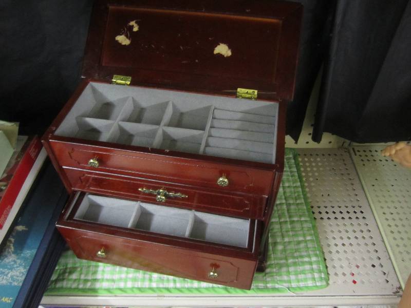 lot 399 image: Jewelry box...