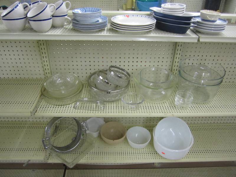 lot 403 image: Large lot of bowls and dishes...
