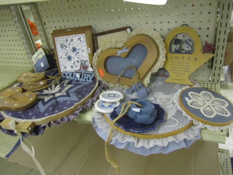 lot 405 image: Lot of heart dcor...