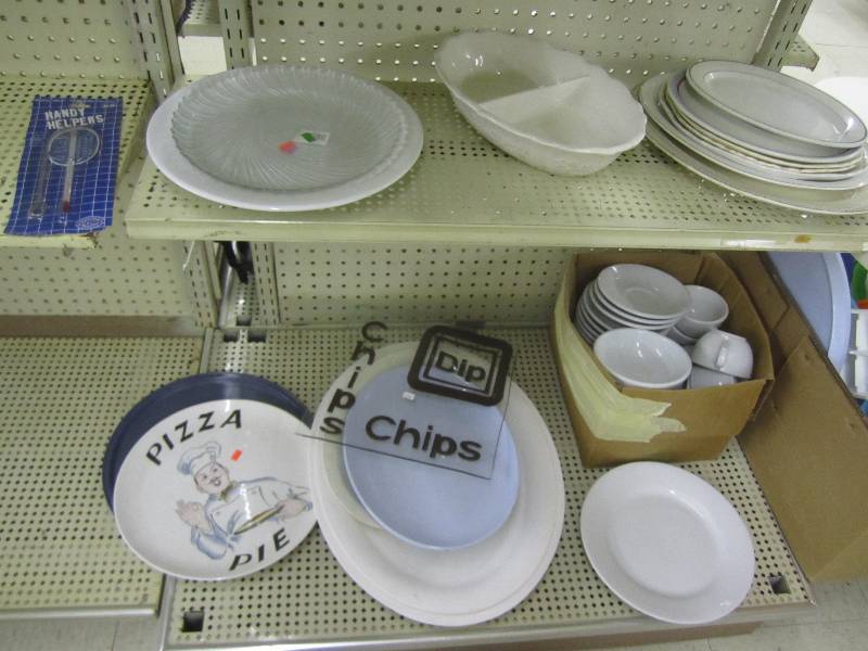 lot 406 image: Lot of serving ware, includes chip ...