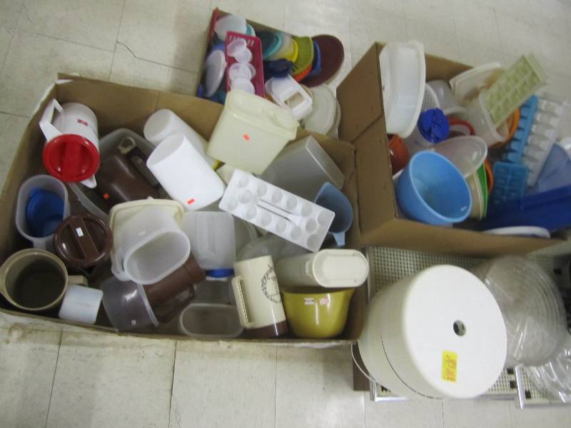 lot 408 image: Large lot of tupperware...