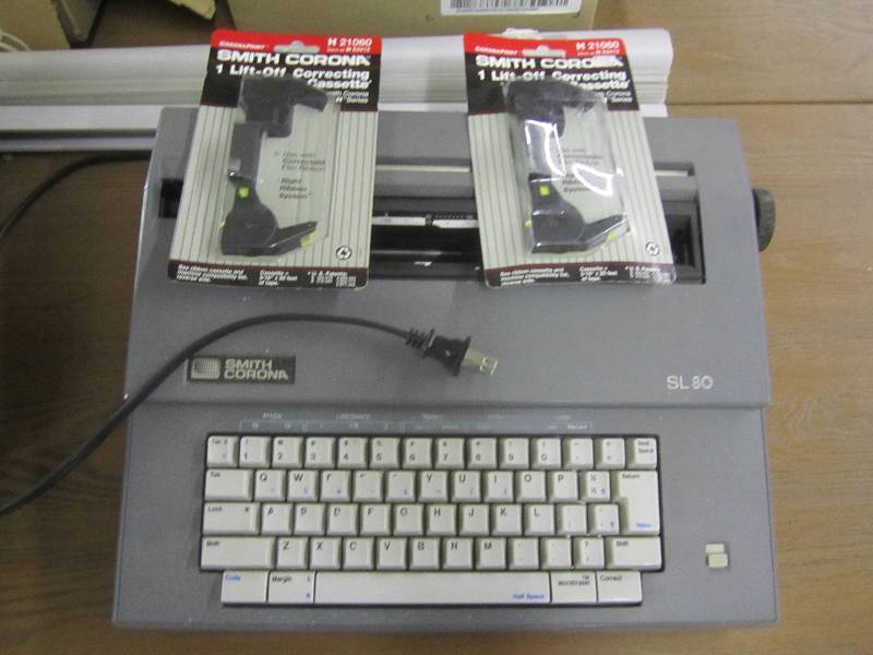 lot 428 image: Vintage electric typrwriter...