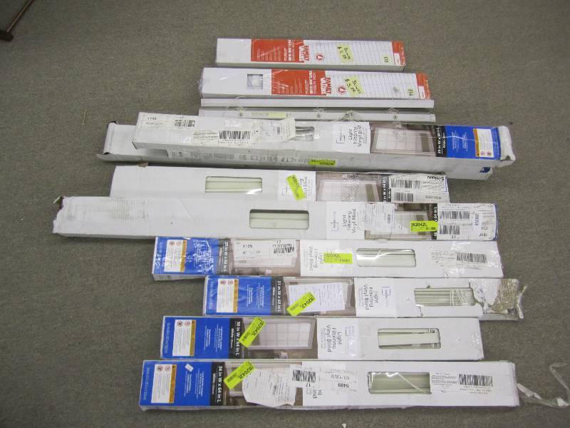 lot 430 image: Large lot of assorted size blinds, ...