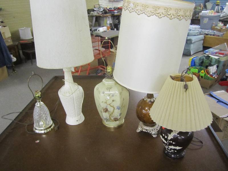 lot 432 image: Lamp lot, see pictures for details...