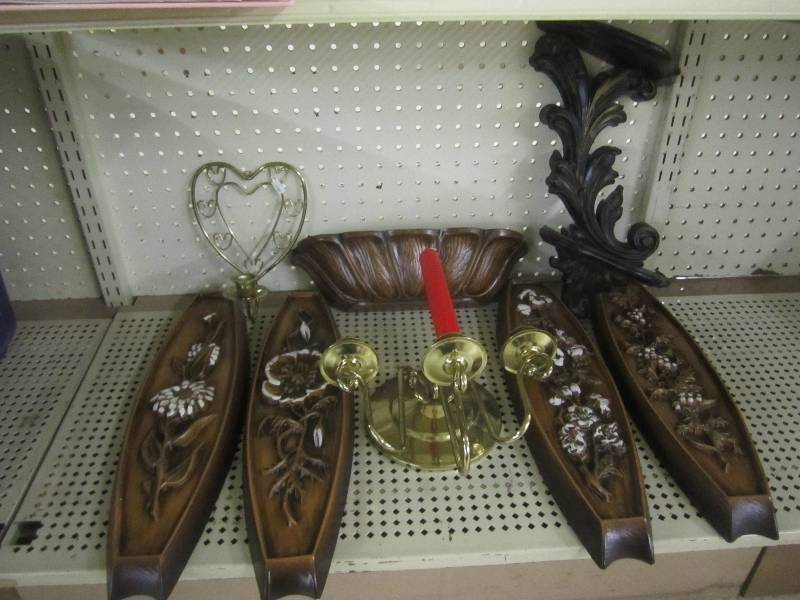 lot 435 image: Wall hanging dcor...