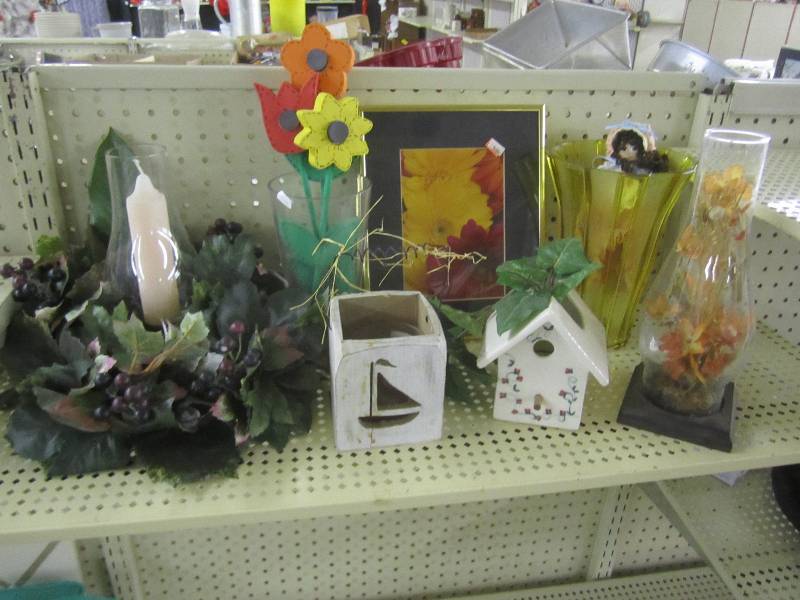 lot 437 image: Household dcor...