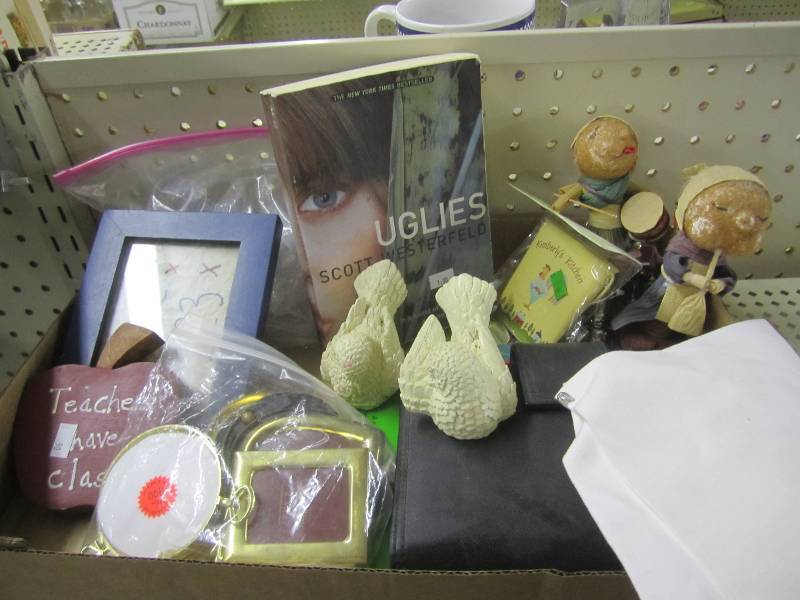 lot 440 image: Lot of decorative items...