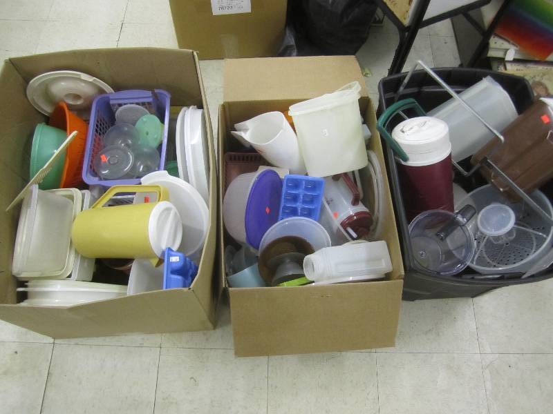 lot 443 image: Large lot of Tupperware...
