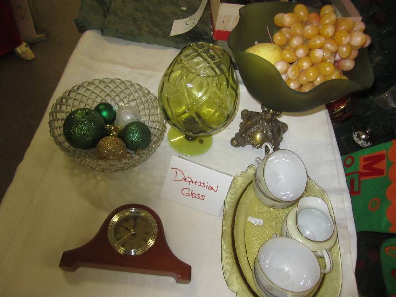 lot 458 image: Vintage glass and fruit dcor...