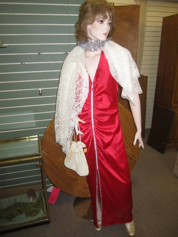 lot 460 image: Full size female manequin fully dre...