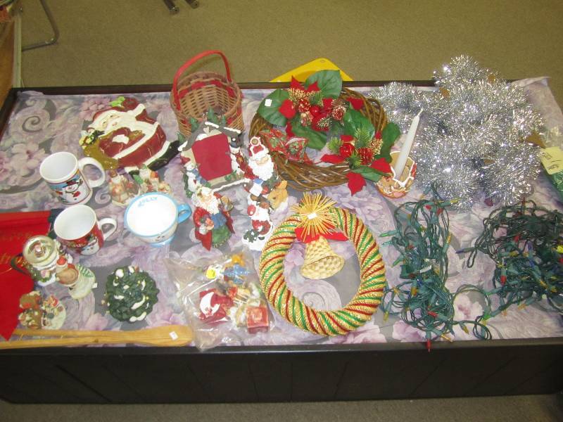lot 465 image: Lot of holiday dcor...