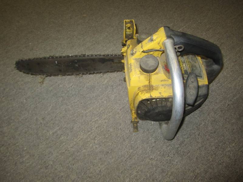 lot 475 image: Small gas powered chain saw...