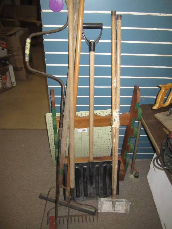 lot 523 image: Lot of shovels, rakes and hand tool...