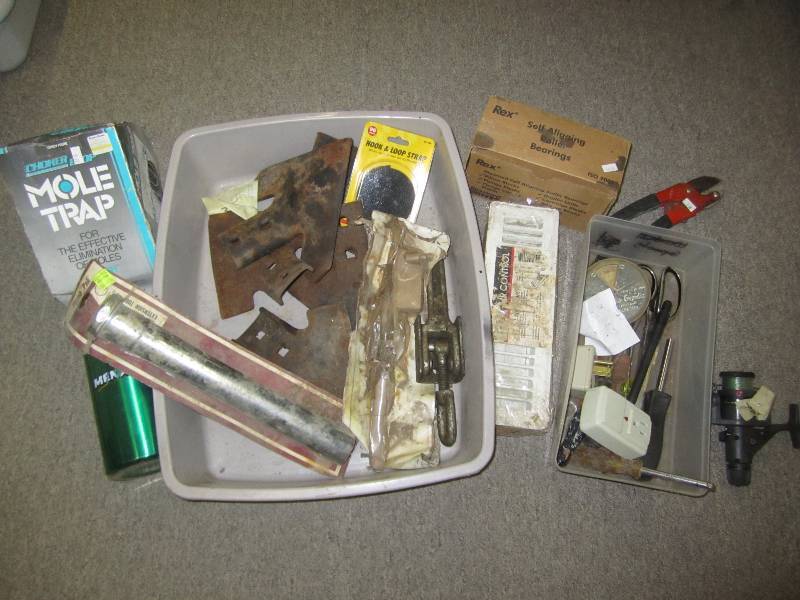 lot 525 image: Lot of hardware, fishing reel, mole...